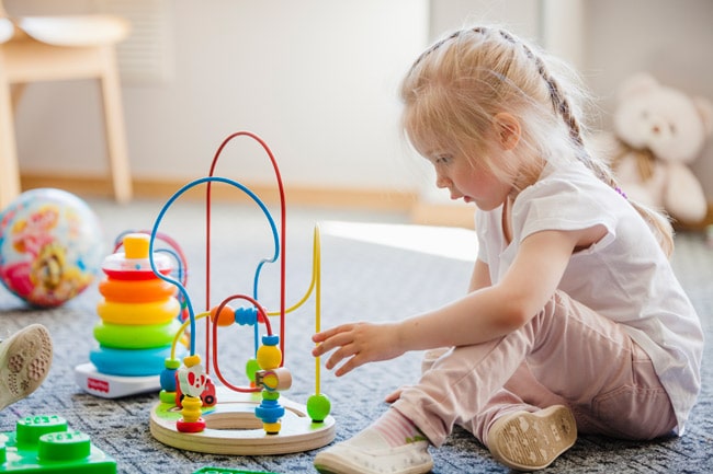 اهمیت اسباب بازی در رشد کودک طی سنین مختلف